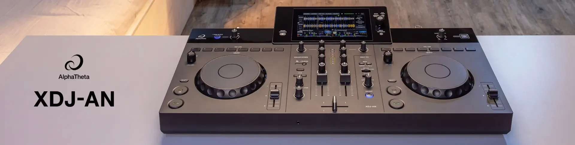 Système DJ tout-en-un AlphaTheta XDJ-AN avec écran tactile et deux jog wheels, posé dans un salon cosy, disponible à l'achat chez Dimension'Sono